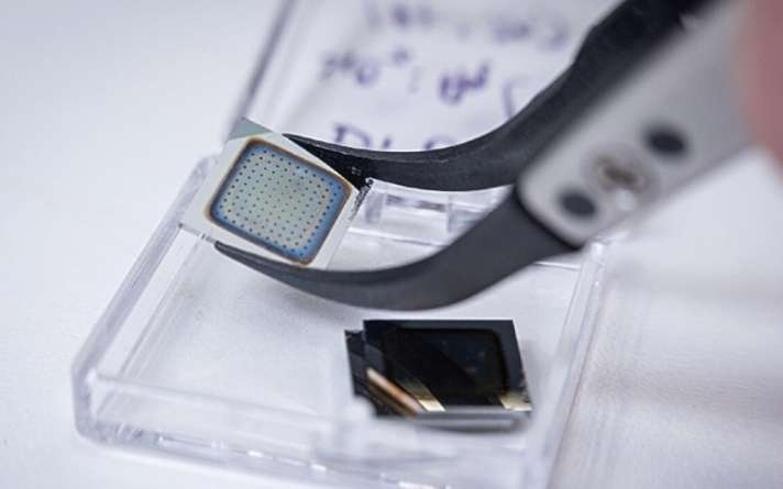 类人机器人里程碑：科学家研制出可切换角色的“全能”人工神经元