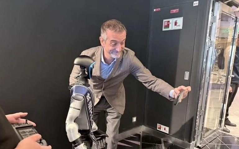 首创！宝山机器人“船员”正式入职MSC邮轮，开启“邮轮+智能制造”融合新篇章