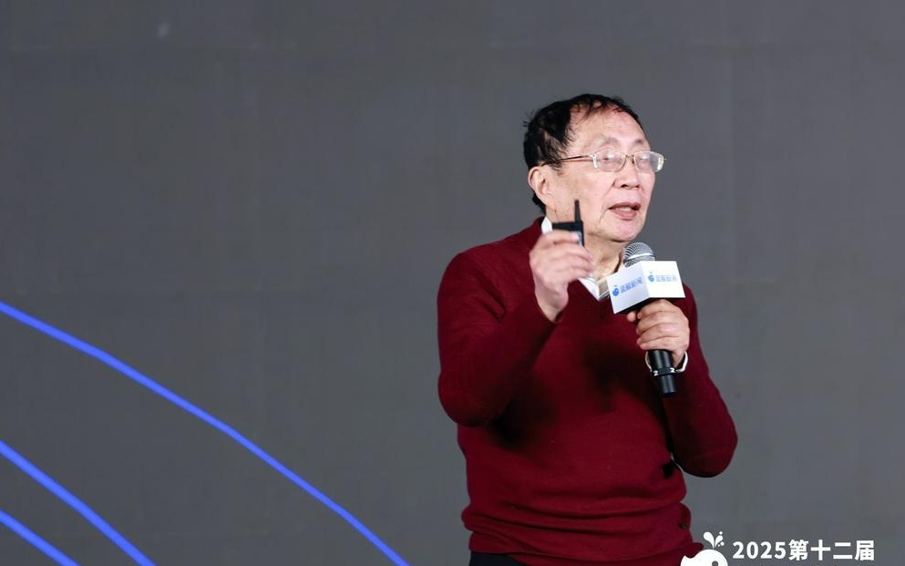 宇树迎宾、天工机器人主持，媒体圈老友记，第十二届蓝鲸记者年会落地北京