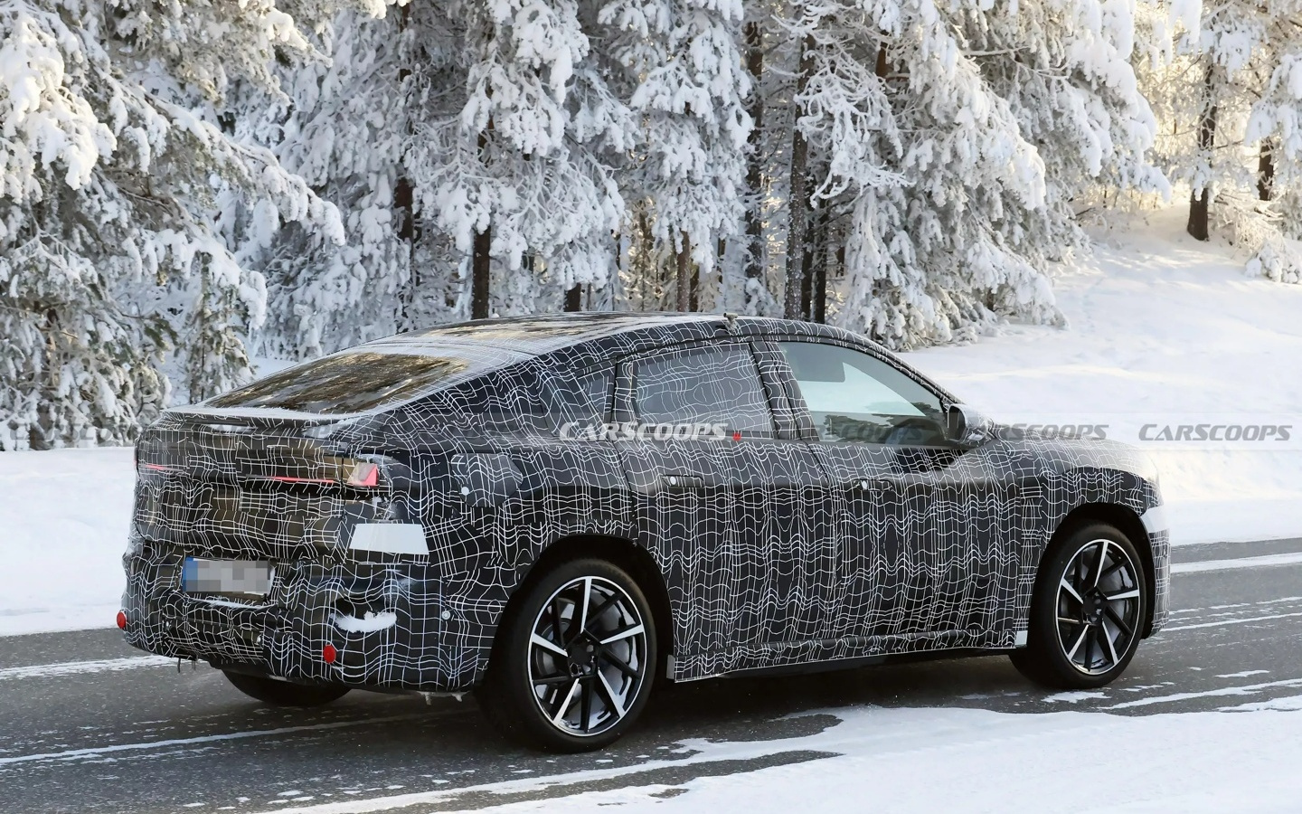 2027款宝马iX4纯电轿跑SUV路测图曝光:溜背造型