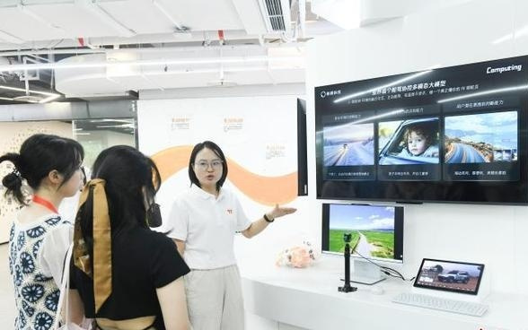 海外华媒行走进重庆两江新区 看人工智能赋能千行百业