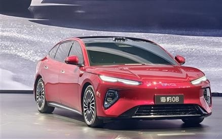 二代刀片电池、后轮转向上车！比亚迪海豹08全球首秀：车长超5.1米