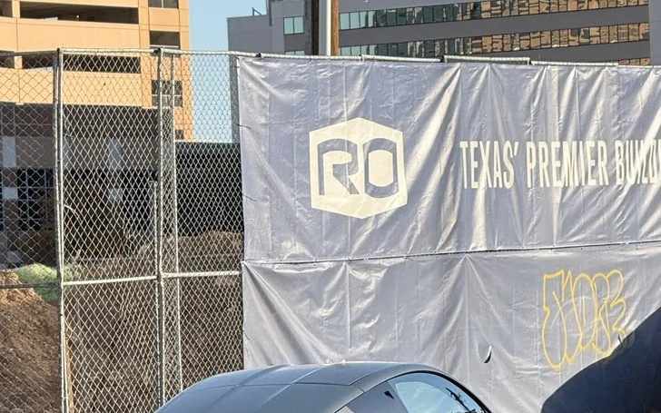 历史性一刻：特斯拉无方向盘Cybercab自动驾驶出租车上路首次被拍