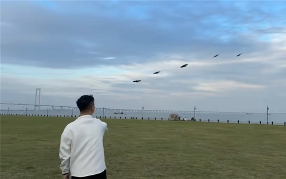 男子单手操控5台大疆无人机 指哪打哪 网友：科技修仙