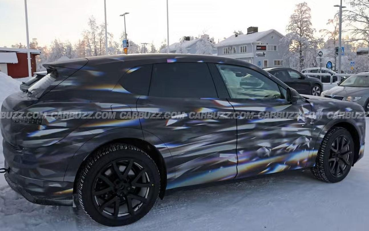 宾利首款纯电SUV冬测图泄露,内饰首次曝光