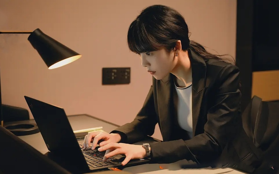 “靠语音输入写论文”，05后真的不会用电脑了？