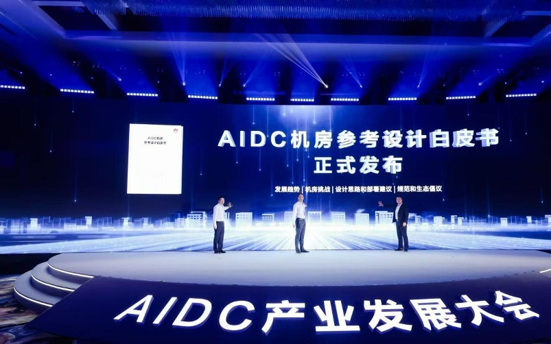 AI算力以年均300%的速度增长，AI数据中心也得跟上