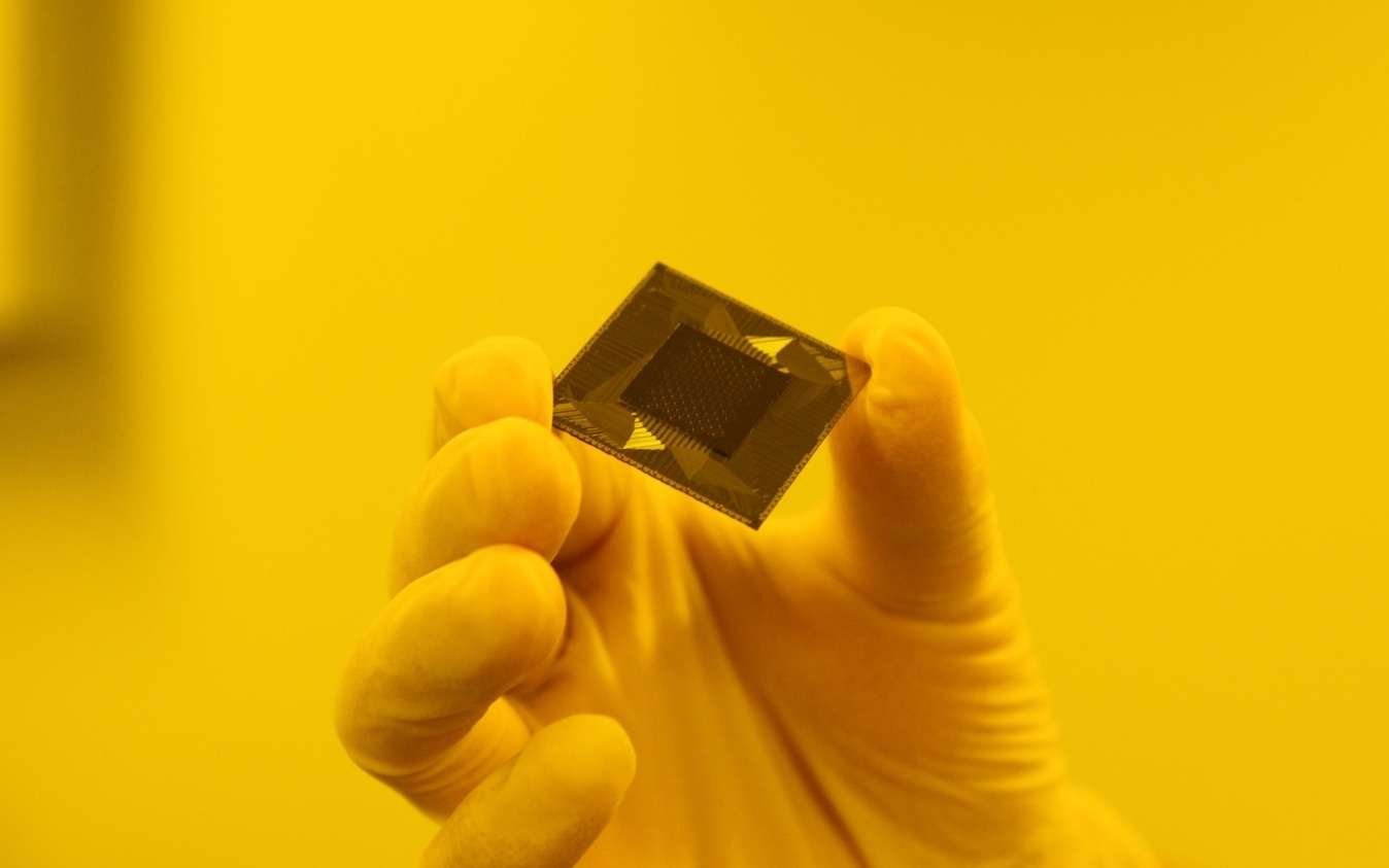 我国科学家在百比特量子芯片上实现新奇量子物态