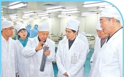 “把精力放在科技创新上”(弘扬科学家精神)