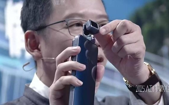 吴晓波：荣耀ROBOT PHONE是AI开放生态的入口