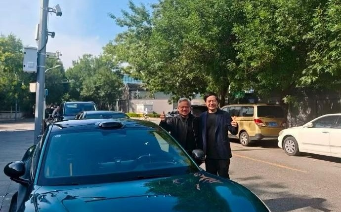 黄仁勋年内第三次访华，高温下与雷军微笑合影