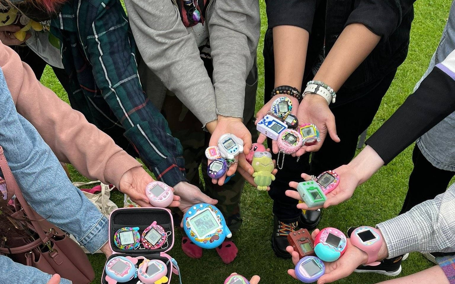 几天手搓的Claude Code拓麻歌子火了：成本几乎为0，一句话做硬件时代来了