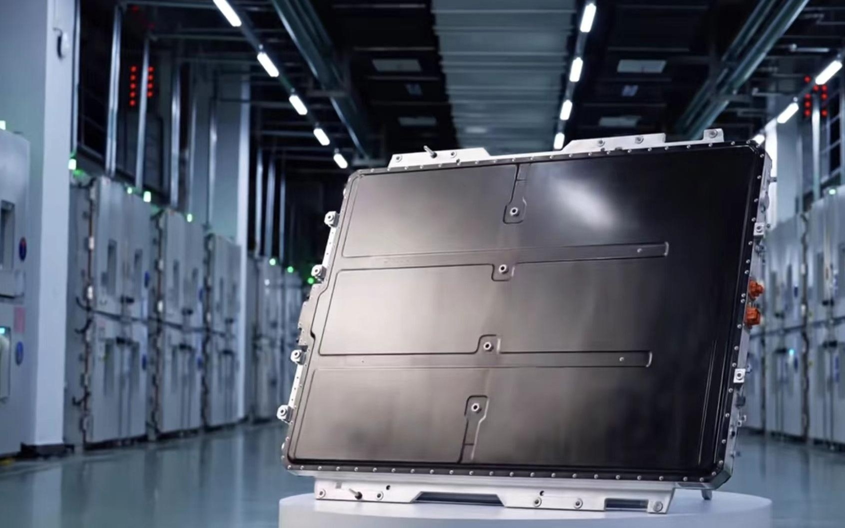 鸿蒙智行强化技术标签 华为巨鲸电池平台3.0用上“黑匣子”