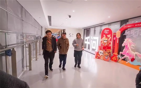 春节AI大战前夕 马云突然现身杭州阿里千问办公楼