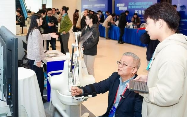 穿着外骨骼机器人上楼，房门自动感应打开……银龄生活未来可能是这样的