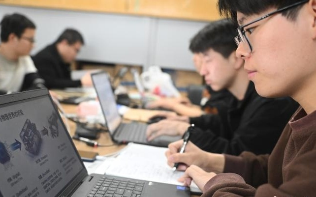 甘肃人形机器人创新训练忙：学藏语讲方言跳敦煌舞