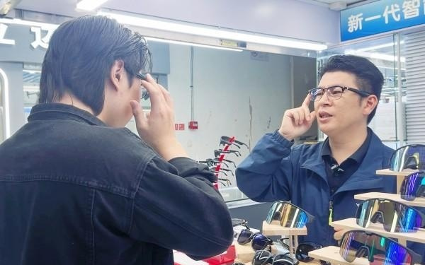 暴涨80%!记者实探深圳华强北AI眼镜销量暴涨背后
