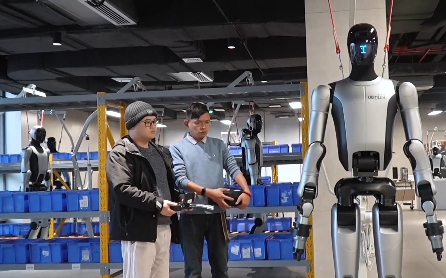 新春走基层｜教机器人学做“人”的机器人训练师