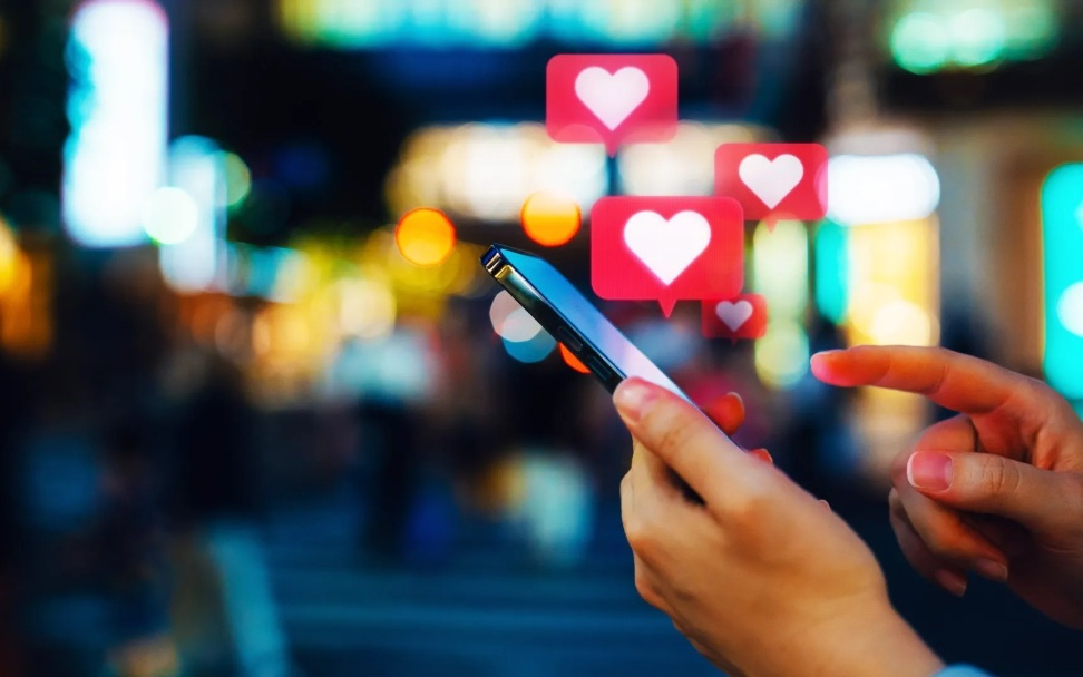 管AI叫爸爸?你的点赞,正让8亿人集体致幻!