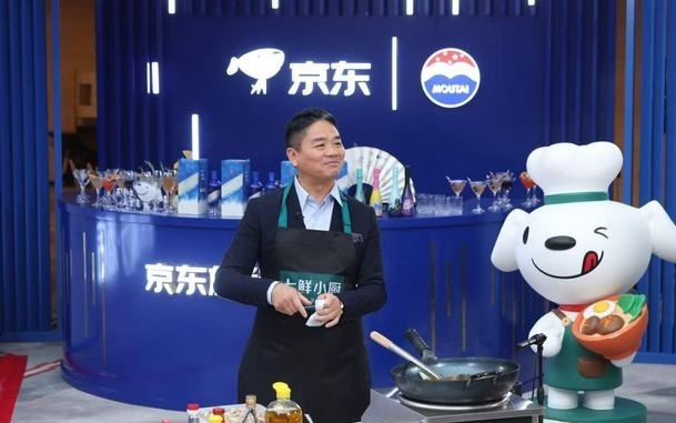 重启用户见面会 刘强东秀厨艺 京东加注线下战场