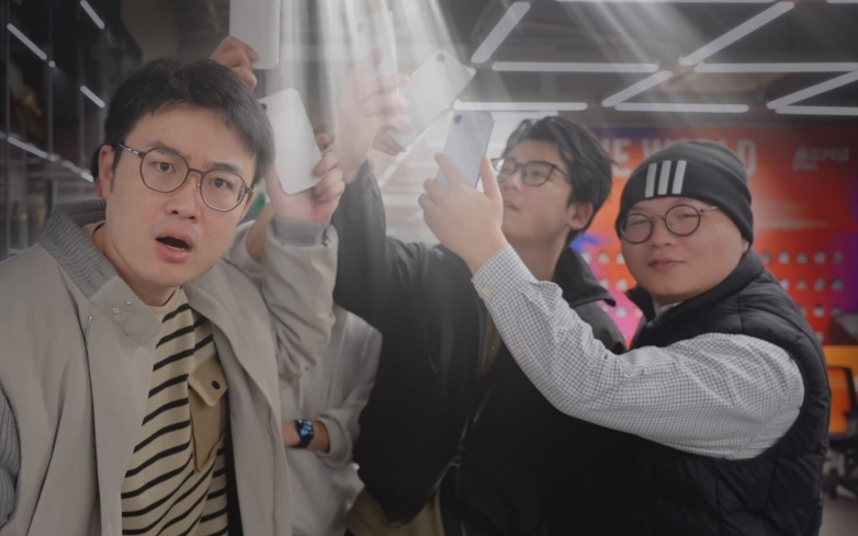 老外评了个“最该消失的手机设计”，看完我深深共情了。