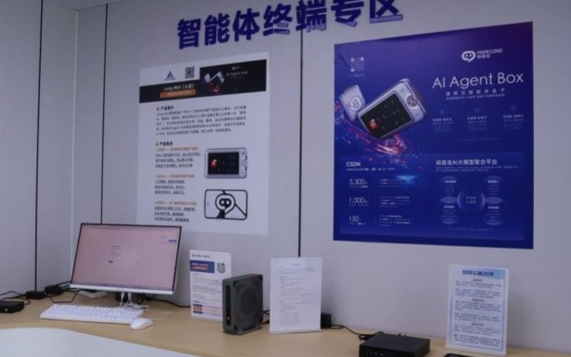 位于深圳龙岗的人工智能6S店升级了 首款自研AI硬件亮相