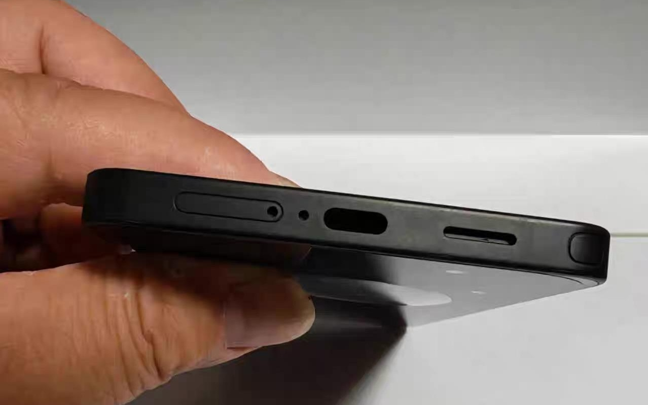 三星Galaxy S26 Ultra手机机模曝光：圆角边框、药丸状相机凸起