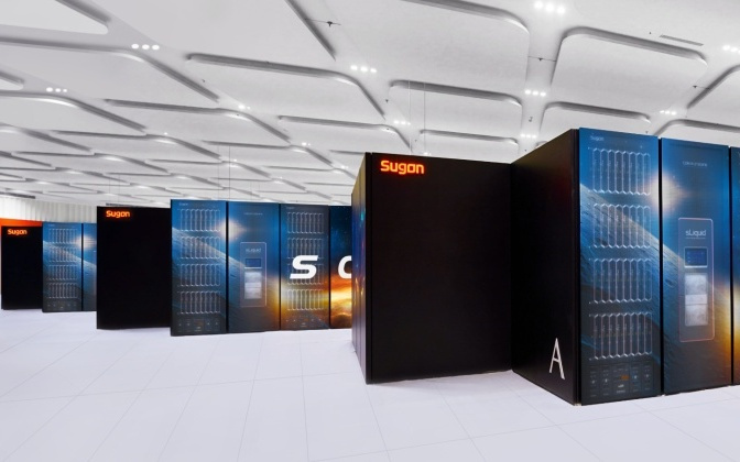 算力竞赛分叉：马斯克太空炼丹，中国3万AI卡同时点亮！