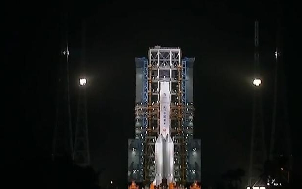 5年前的今天，“长五”送“嫦五” 登月去取土！