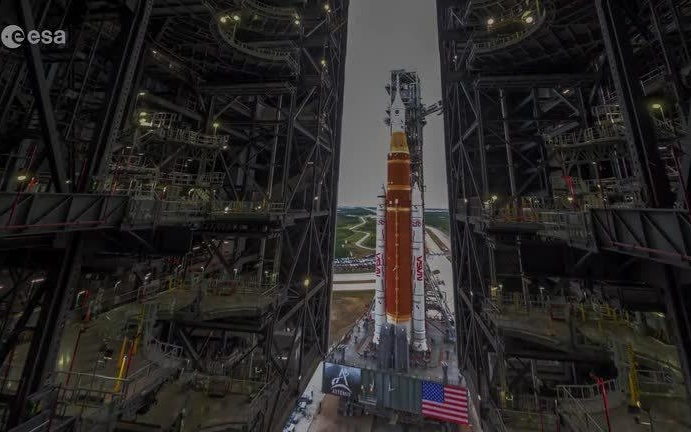 欧空局发布Artemis II绕月计划火箭转运延时视频