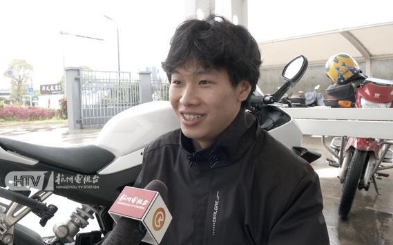 杭州24岁小伙骑张雪摩托车救火，张雪喊话承诺免费送车，小伙选到自己心仪车型：我不贪心，只选适合的