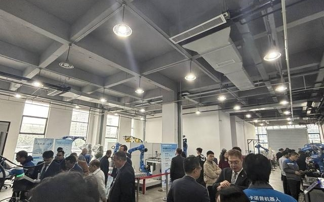 卡诺普轮式人形机器人新品首次对外展示 “成都造”企业加速走向全球