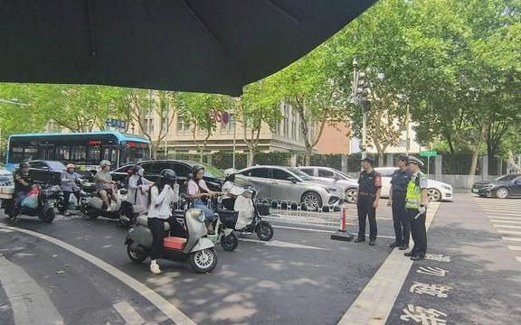 夏季天热骑电动车不戴头盔？南京交警：严查纠违