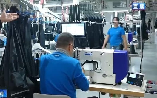 几秒钟全身扫描生成“身材数据包” 探访智慧服装工厂