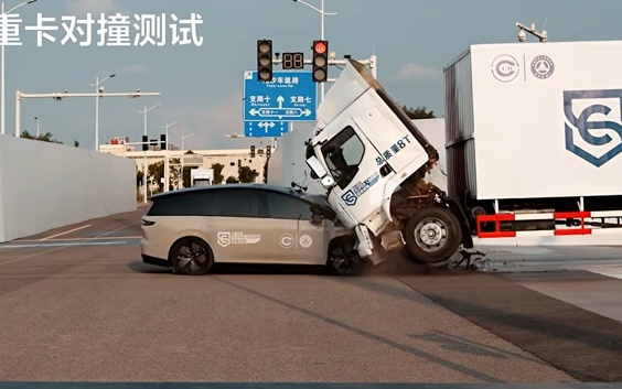 理想汽车回应i8和重卡对撞测试争议：基于用户真实交通会车场景的模拟