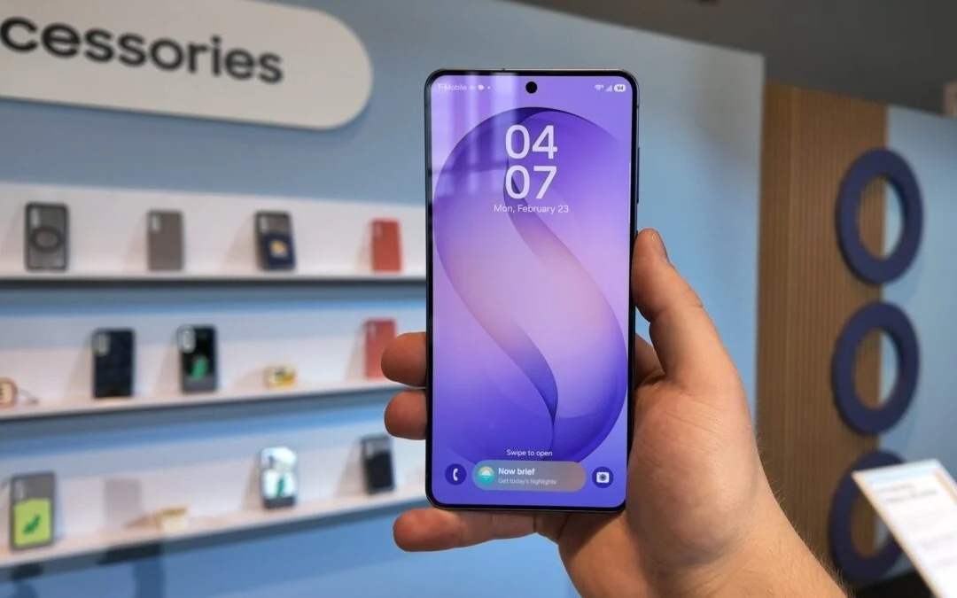 触碰支付更便捷,三星Galaxy S26系列手机新增顶部NFC天线