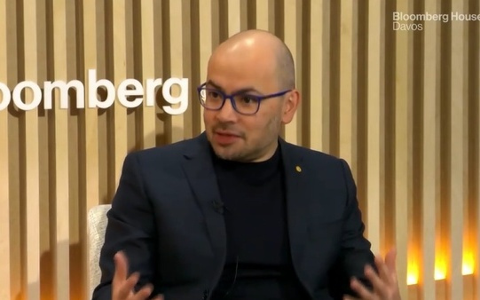 谷歌DeepMind CEO：中国AI公司“只比前沿水平落后六个月”