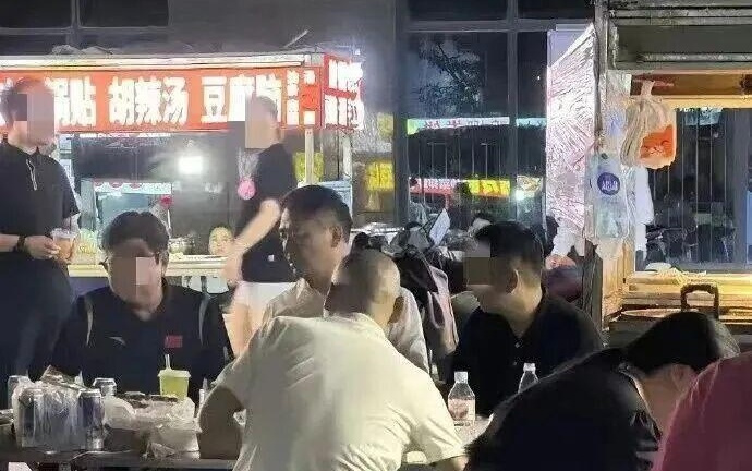 刘强东回老家宿迁逛夜市吃路边摊，不少市民找他合影，被敬酒到满脸通红