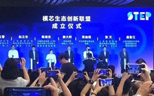 行业巨头抢发AI前沿技术场景，大模型技术渐呈“纵合”趋势｜聚焦2025WAIC