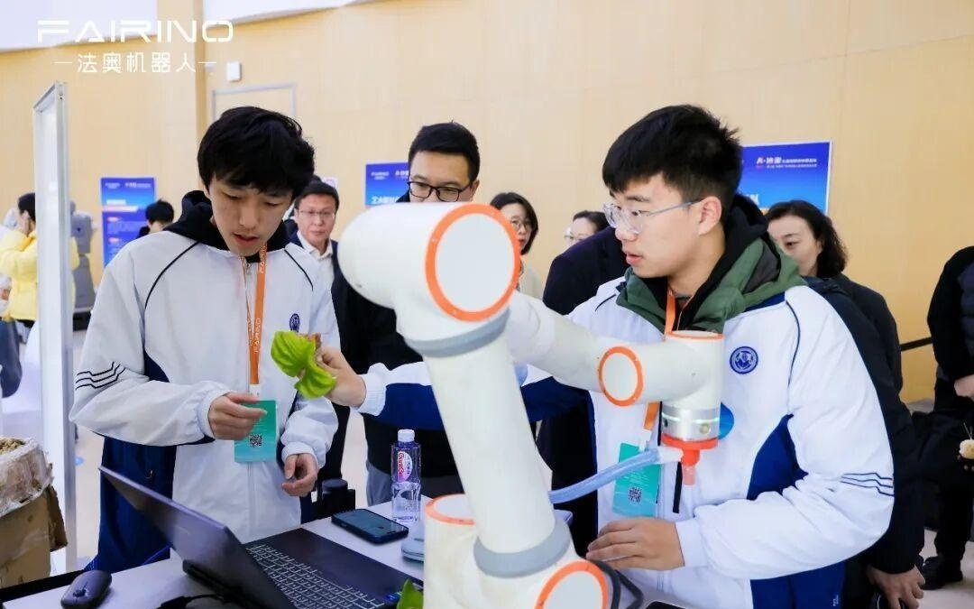 聚焦协作机器人的应用新场景，这场大赛在闵行落下帷幕
