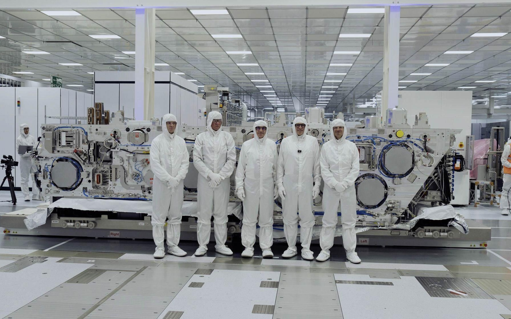 ASML向imec交付High NA EUV光刻机，为NanoIC提供设备基础