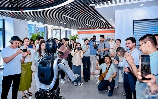 小小关节撑起未来科技,外媒读懂藏在机器人背后的中国智造