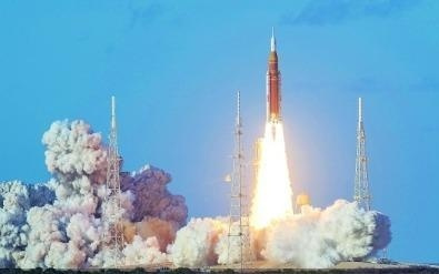 美国载人绕月任务火箭发射升空