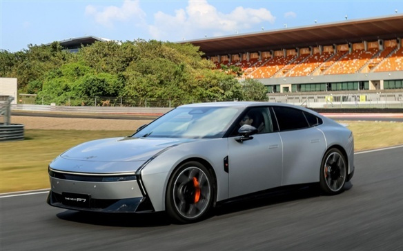 何小鹏春节高频体验第二代VLA！大众汽车将成首发客户