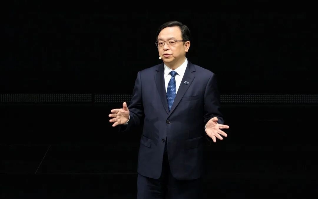 比亚迪王传福终结「电动化上半场」：9 分钟充饱，不再有「电动爹」