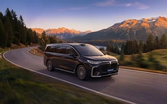 万人大厂因AI一夜爆裁4000人,「留下的压力也很大」;网友晒椰树广告图被指低俗:「女员工胸这么大」引争议;SpaceX最早3月秘密申请IPO