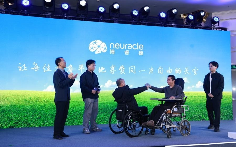 华山医院院长透露脑机接口临床进展，瘫痪病人能“脑控”每根手指