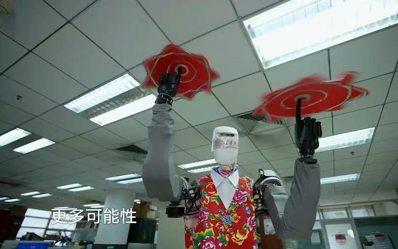 2025外滩大会上，机器人不用唾沫照样“穿针引线”