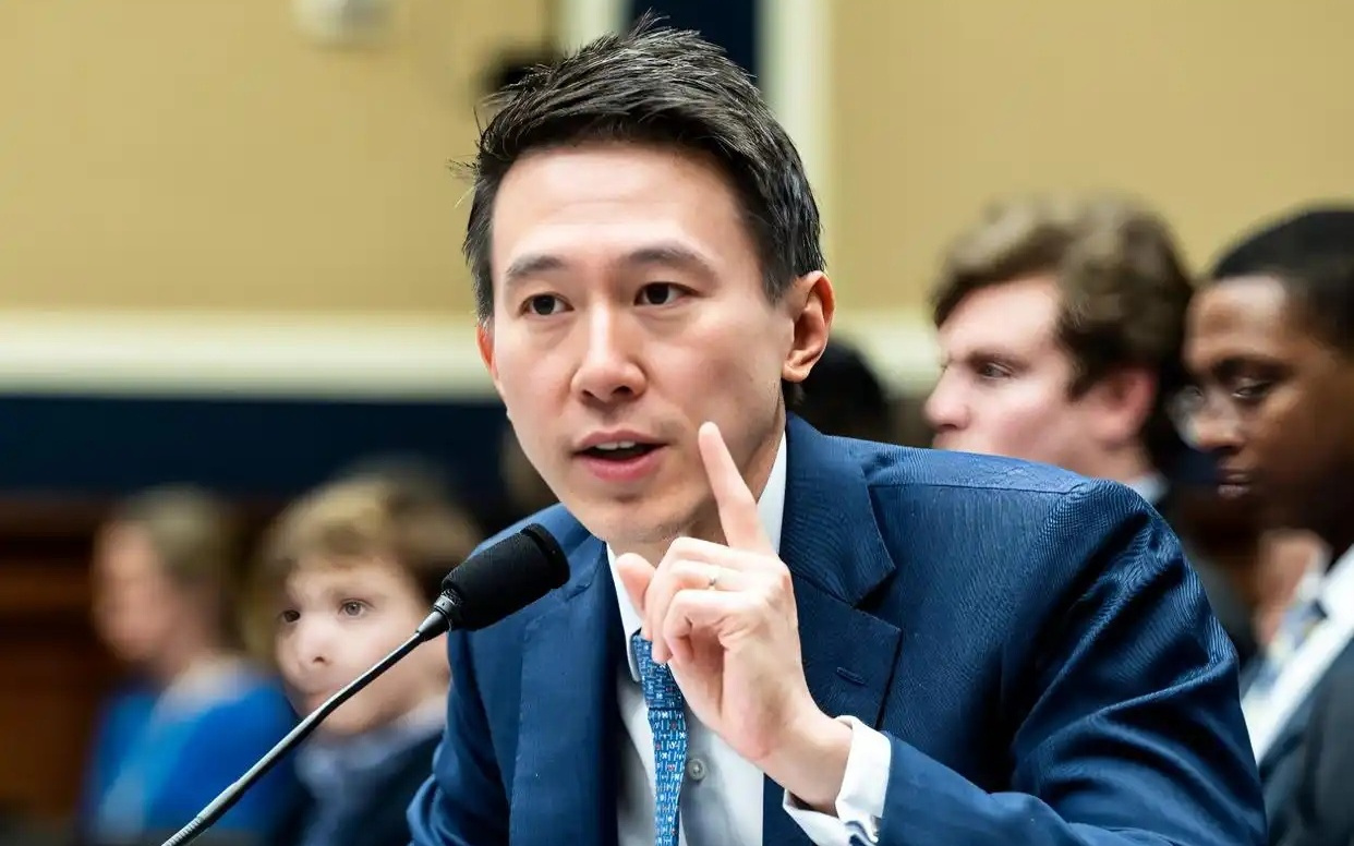 周受资现身北京机场，仅一人随行购泡泡玛特