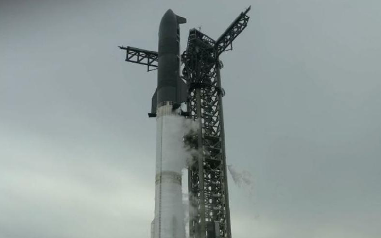 SpaceX“星舰”第十次试飞成功 首次将8颗模拟卫星送入太空｜科技观察